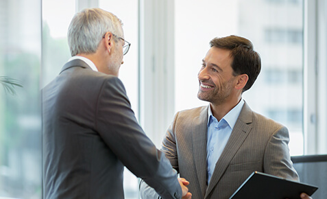 Zwei Gesch&auml;ftsm&auml;nner beim Handshake