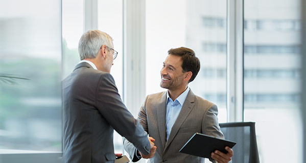 Zwei Gesch&auml;ftspartner beim Handshake