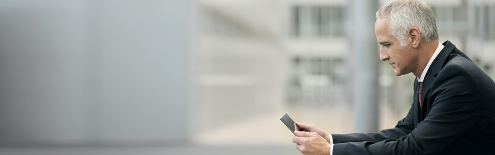 Person liest auf Smartphone