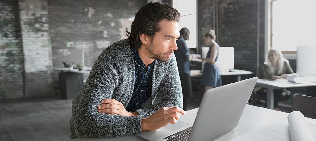 Man am Laptop mit UCC-Kommunikationsl&ouml;sung und Webkonferenz.