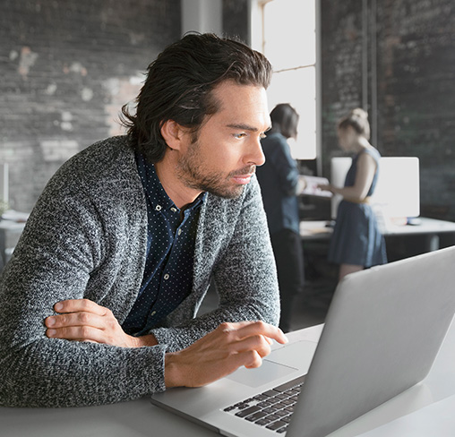 Man am Laptop mit UCC-Kommunikationsl&ouml;sung und Webkonferenz.