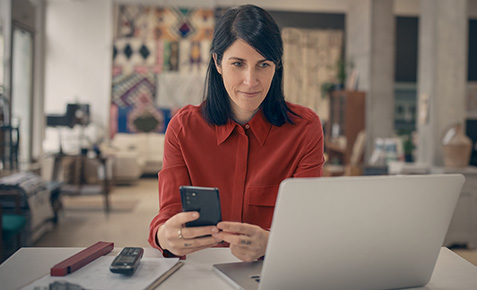 Frau nutzt Cloud Backup