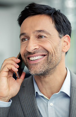 Dunkelhaariger Business-Mann telefoniert mit seinem Smartphone.