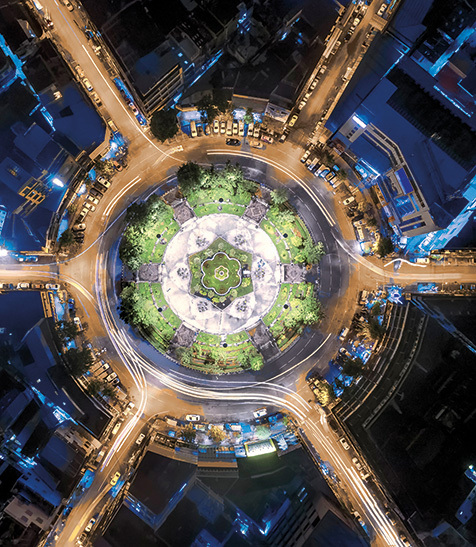 Futuristisch anmutender Kreisverkehr von oben