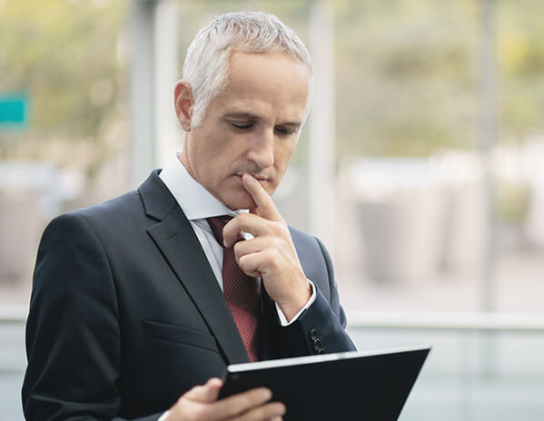 Junge Dame mit einem Netbook