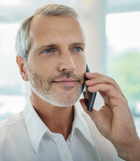 Ein Business-Mann nutzt Vodafones eSIM f&uuml;r Smartwatches und Smartphones