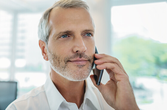 Ein Business-Mann nutzt Vodafones eSIM f&uuml;r Smartwatches und Smartphones