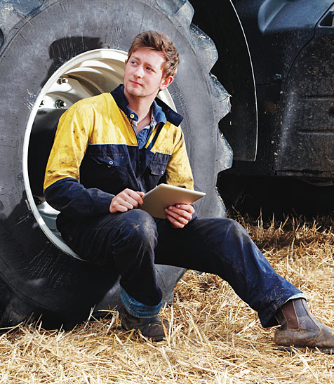 Landwirt nutzt Tablet bei der Arbeit