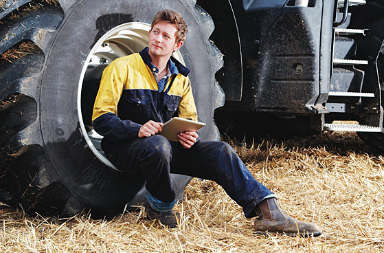 Landwirt nutzt Tablet bei der Arbeit