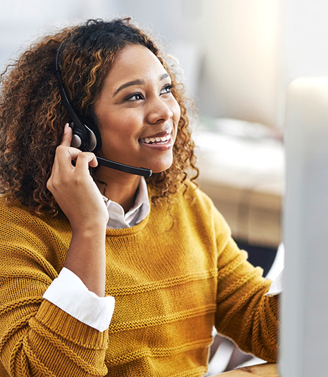Junge Dame mit Headset ber&auml;t zu Vertragsverl&auml;ngerung und Tarifwechsel