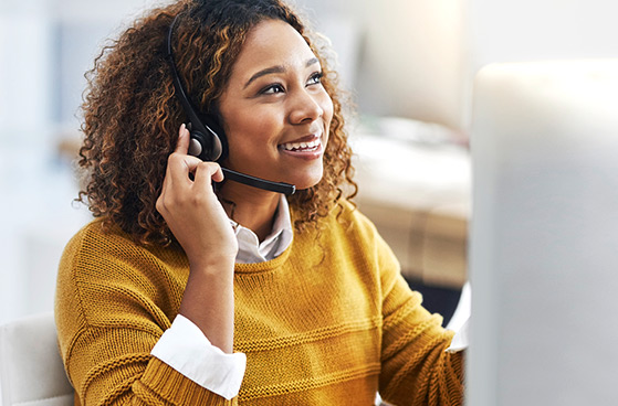 Junge Dame mit Headset ber&auml;t zu Vertragsverl&auml;ngerung und Tarifwechsel