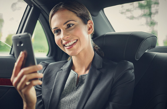 Gesch&auml;ftsfrau mit Mobile Device