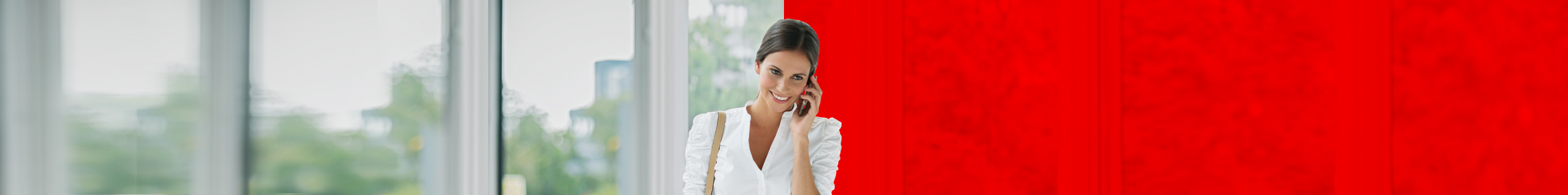 Eine Business-Frau telefoniert im Unternehmen &uuml;ber WiFi Calling.