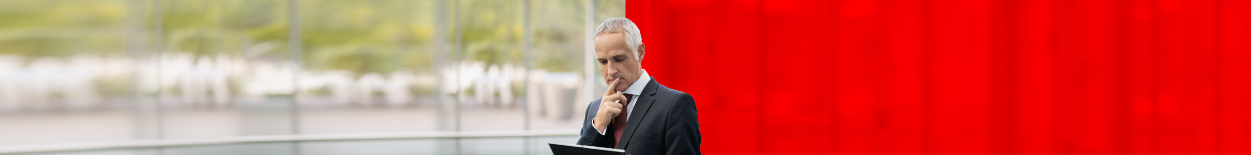 Mann steht mit Tablet in einem Geb&auml;ude