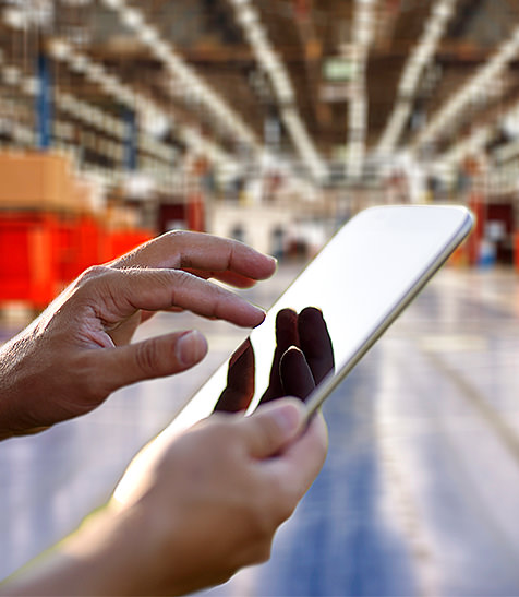 Nahaufnahme von H&auml;nden, die ein Smartphone bedienen