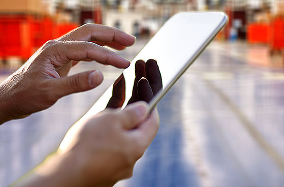 Nahaufnahme von H&auml;nden, die ein Smartphone bedienen