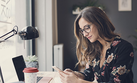 Frau nutzt Lookout auf Gesch&auml;ftshandy
