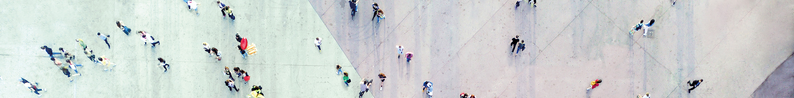 Luftaufnahme von spazierenden Personen