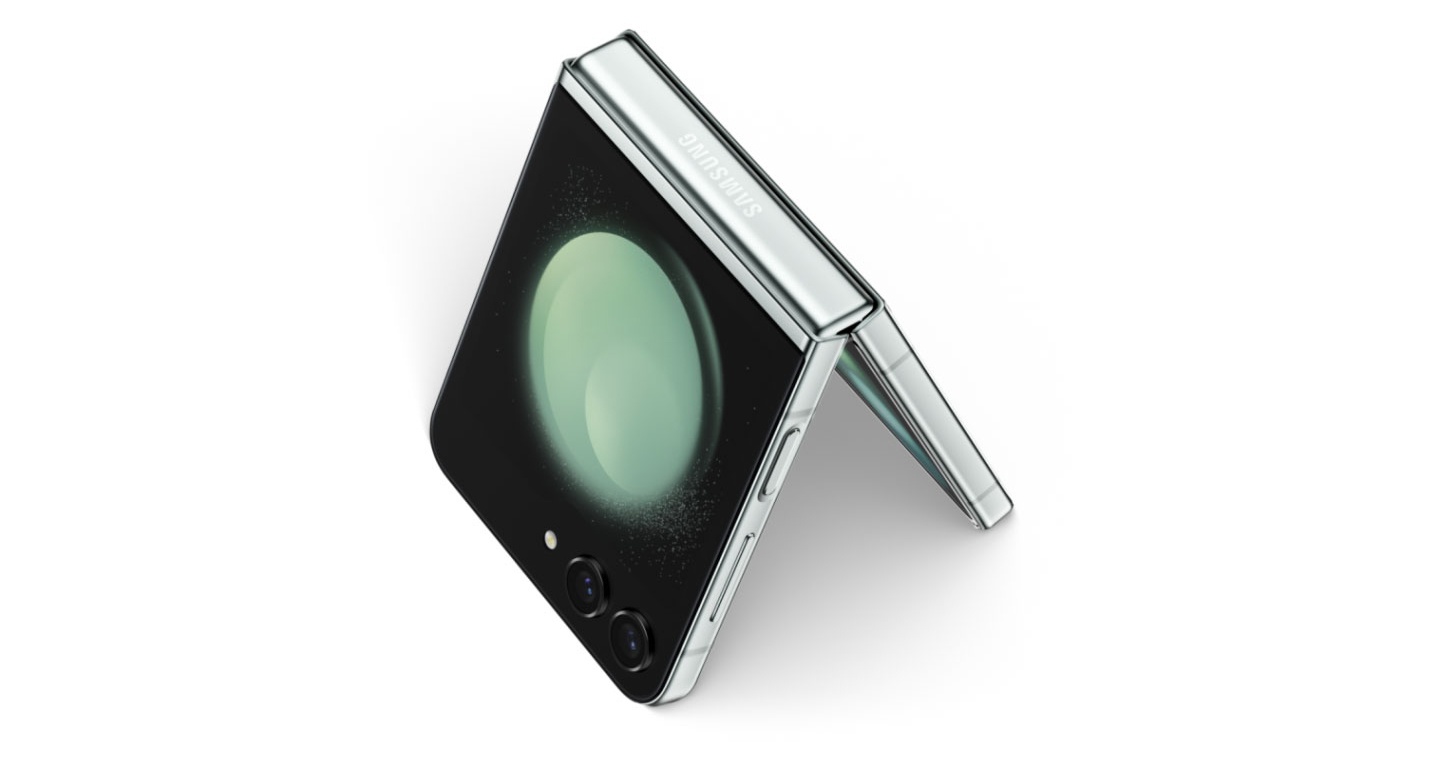 Galaxy Z Flip5 vom Frontdisplay aus gesehen und in Zeltform.