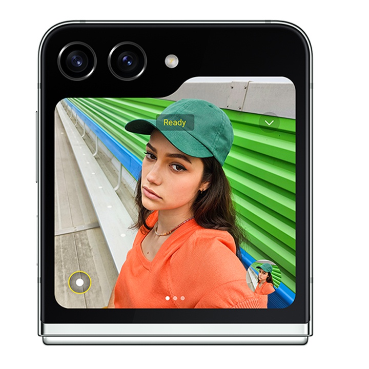 In der Fotovorschau des Frontdisplay sieht man ein Selfie. Auf dem Display werden Shortcuts und Einstellungsanzeigen f�r die Foto- und Videoaufnahme angezeigt.