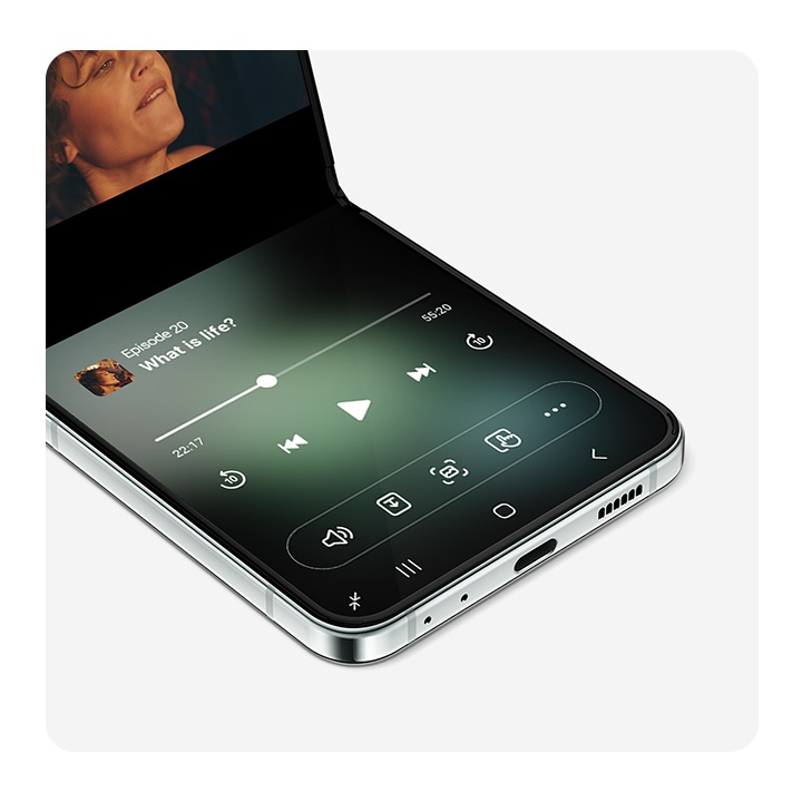 Ein Video wird auf dem Galaxy Z Flip5 im Flex-Modus abgespielt. Das Flex-Modus-Panel wird erweitert und zeigt erweiterte Wiedergabesteuerungen an.