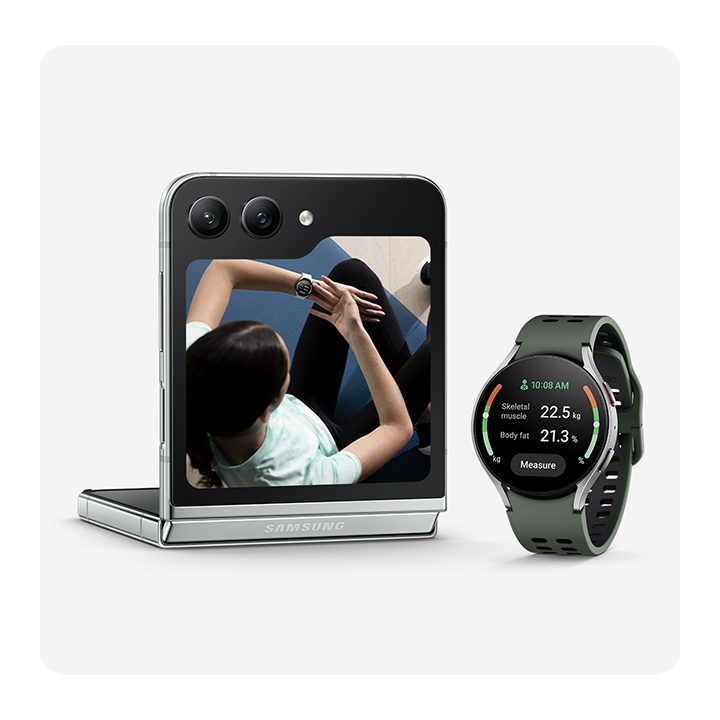 Ein Galaxy Z Flip5 im Flex Modus und vom Frontdisplay aus gesehen. Das Frontdisplay zeigt eine Fotovorschau mit einer Frau, die Yoga macht. Neben dem Ger�t befindet sich die Galaxy Watch6, auf deren Display Messungen der K�rperzusammensetzung von Samsung Health angezeigt werden.