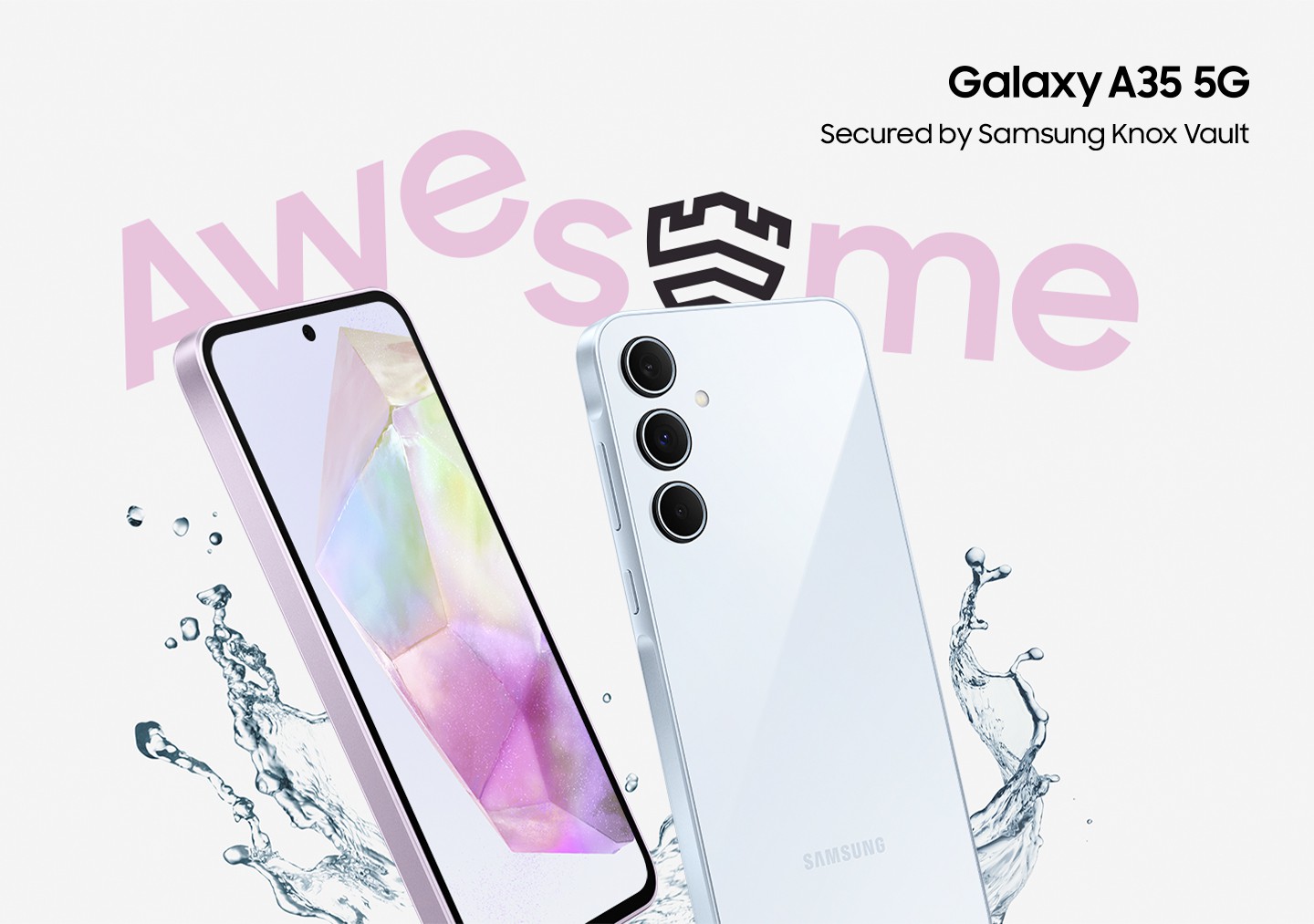 Zwei schr�g angewinkelte Smartphones mit Wasserspritzern um sie herum und dem Wort "AWESOME". Das Smartphone-Display zeigt ein Hintergrundbild mit Farbverlauf. Auf der R�ckseite ist eine Triple-Kamera zu sehen. Galaxy A35 5G-Logo. Der Text liest: 