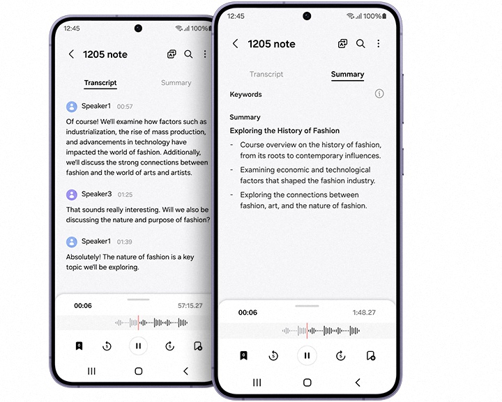 Zu sehen sind zwei Smartphones der Galaxy S24-Serie. Ein Smartphone-Display zeigt eine Transkription eines Dialogs in einer Sprachaufnahme mit Zeitmarkierungen neben den verschiedenen Sprecher:innen. Das zweite Smartphone-Display zeigt eine Zusammenfassung des Dialogs auf dem anderen Smartphone.