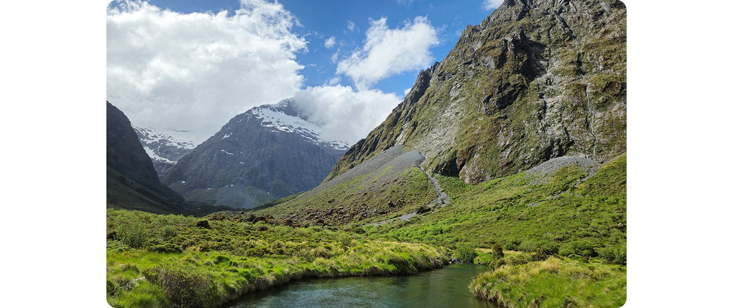 Ein lebendiges 50 MP-Landschaftsfoto von einem Flusstal. Aufgenommen mit dem Galaxy S24+ #withGalaxy.