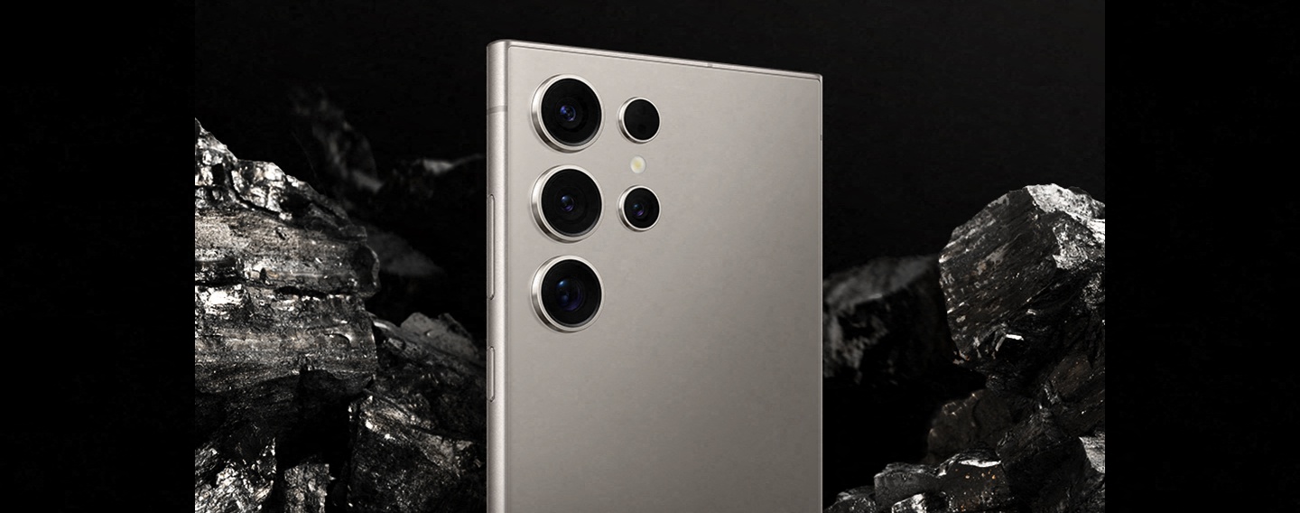 Ein Galaxy S24 Ultra von hinten betrachtet.