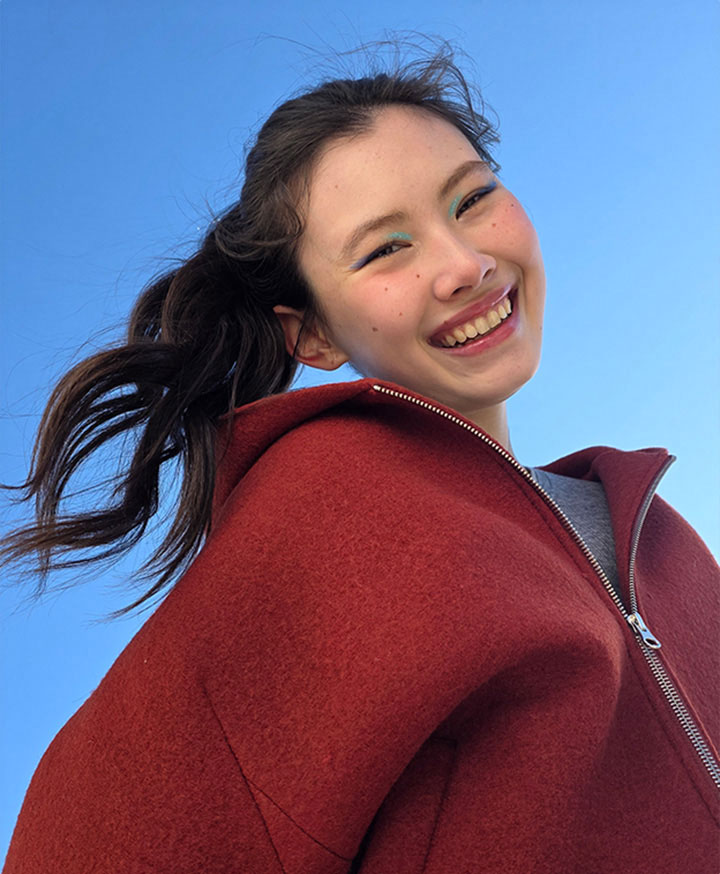 Portr�t einer Frau, aufgenommen im Freien. Die Beleuchtung ist pr�zise, und die Gesichtsz�ge des Motivs sind klar.