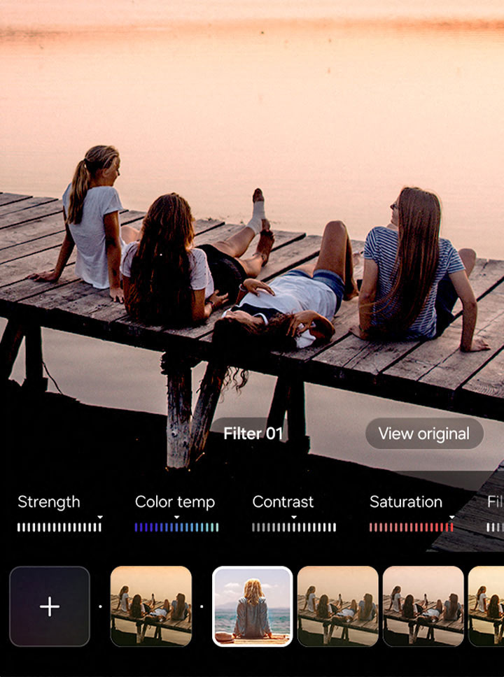 Ein Bild von Freunden auf einem Steg wird mit einem Filter aufgenommen. W�hrend der Aufnahme k�nnen verschiedene benutzerdefinierte Filter angewendet werden.