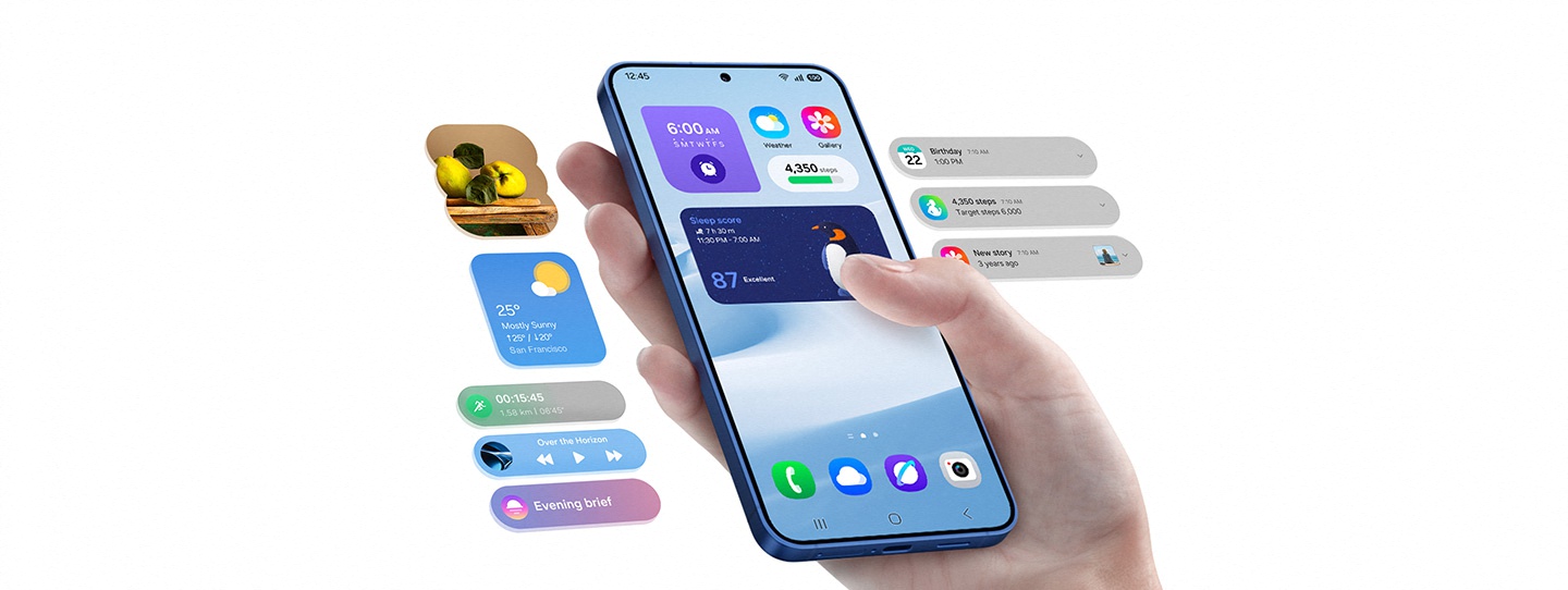 Ein Galaxy S25 Plus ist mit verschiedenen Widgets auf dem Hauptdisplay zu sehen. Das Ger�t wird von anderen Widgets und Benachrichtigungen umgeben. Auf der linken Seite befinden sich das Galerie-Widget, das Wetter-Widget und die Now Bar-Benachrichtigungen f�r Musik, Sport und den Timer. Auf der rechten Seite sind die Benachrichtigungen zu sehen.
