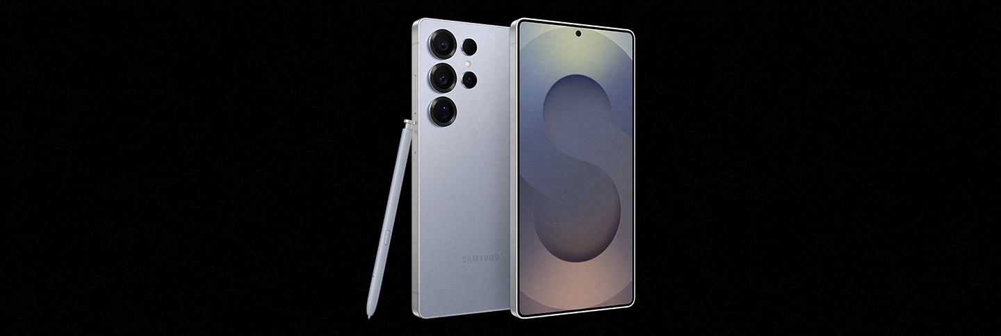 Zwei Galaxy S25 Ultra Smartphones in Titanium Silverblue sind �bereinander in einem leichten Winkel zu sehen. Ein Smartphone wird von vorne gezeigt, ein anderes von hinten, an dem ein S Pen lehnt.